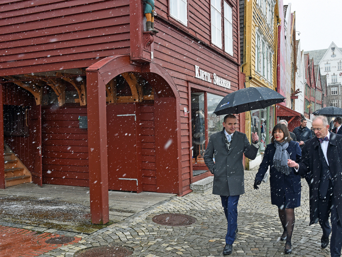 Snøvær møtte statsbesøket i Bergen. Presidentparet benyttet likevel anledningen til en tur på Bryggen. Foto: Sven Gj. Gjeruldsen, Det kongelige hoff.
